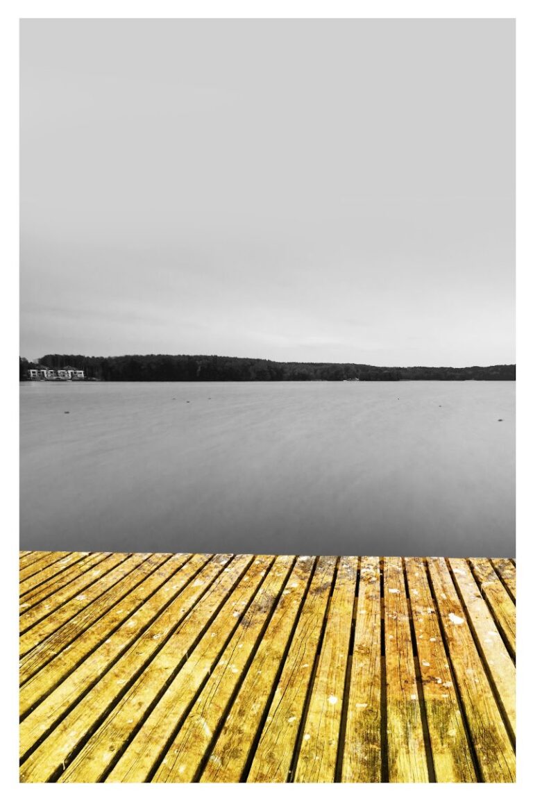 Cầu cảng gỗ bờ hồ