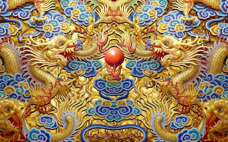 Bức tranh khảm đá hai con rồng vàng đối xứng chầu ngọc đỏ trên nền mây xanh rực rỡ