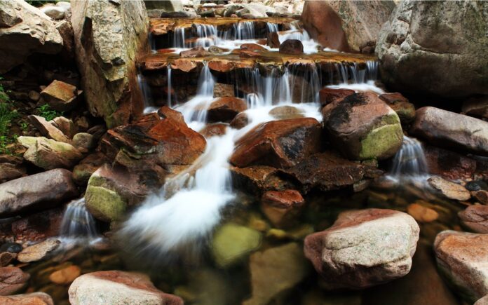 Tranh sơn thủy hữu tình dòng suối phơi sáng lâu mượt mà