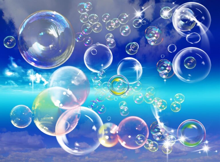 Tranh sơn thủy huyền ảo với bong bóng xà phòng 3D và bầu trời xanh rực rỡ