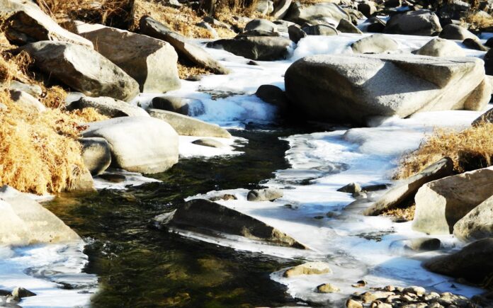 Tranh sơn thủy mùa đông cảnh suối nhỏ và tuyết trắng sắc nét