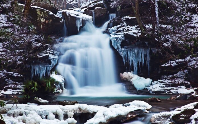 Tranh sơn thủy thác nước mùa đông phơi sáng lâu tuyệt đẹp