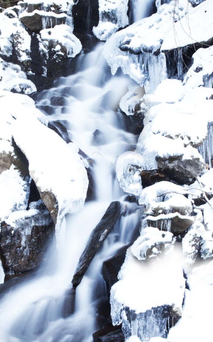 Tranh sơn thủy mùa đông thác nước phơi sáng nghệ thuật