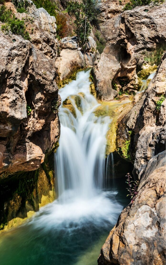 Tranh sơn thủy thác nước phơi sáng lâu tuyệt đẹp với tông màu xanh ngọc và rêu phong