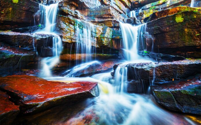 Tranh sơn thủy thác nước hùng vĩ phơi sáng lâu cực nét