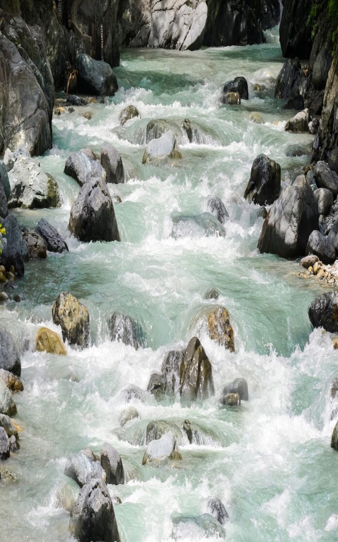 Tranh sơn thủy thiên nhiên dòng suối xanh ngọc bích chất lượng cao