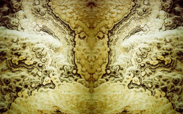 Mẫu tranh vân đá đối xứng màu vàng hổ phách sang trọng khổ lớn