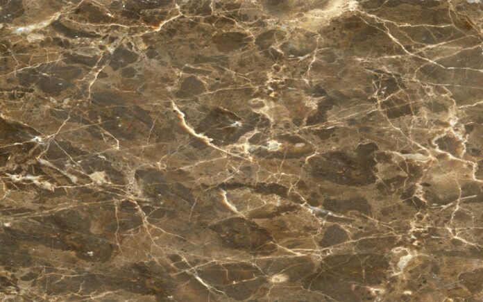 Bề mặt đá marble tự nhiên màu nâu sang trọng với đường vân trắng tinh tế