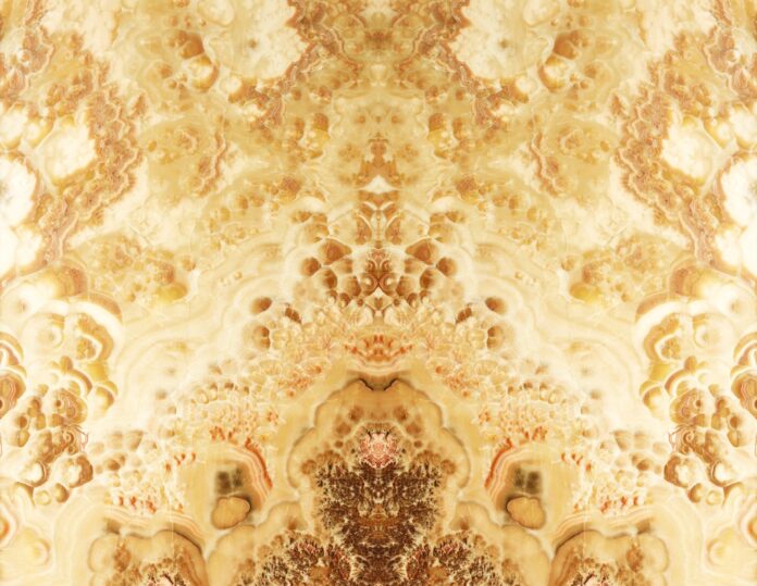 Mẫu tranh vân đá Onyx đối xứng phong cách book-match sang trọng tông màu hổ phách