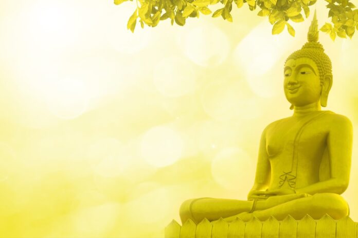 Tượng Phật vàng nền vàng